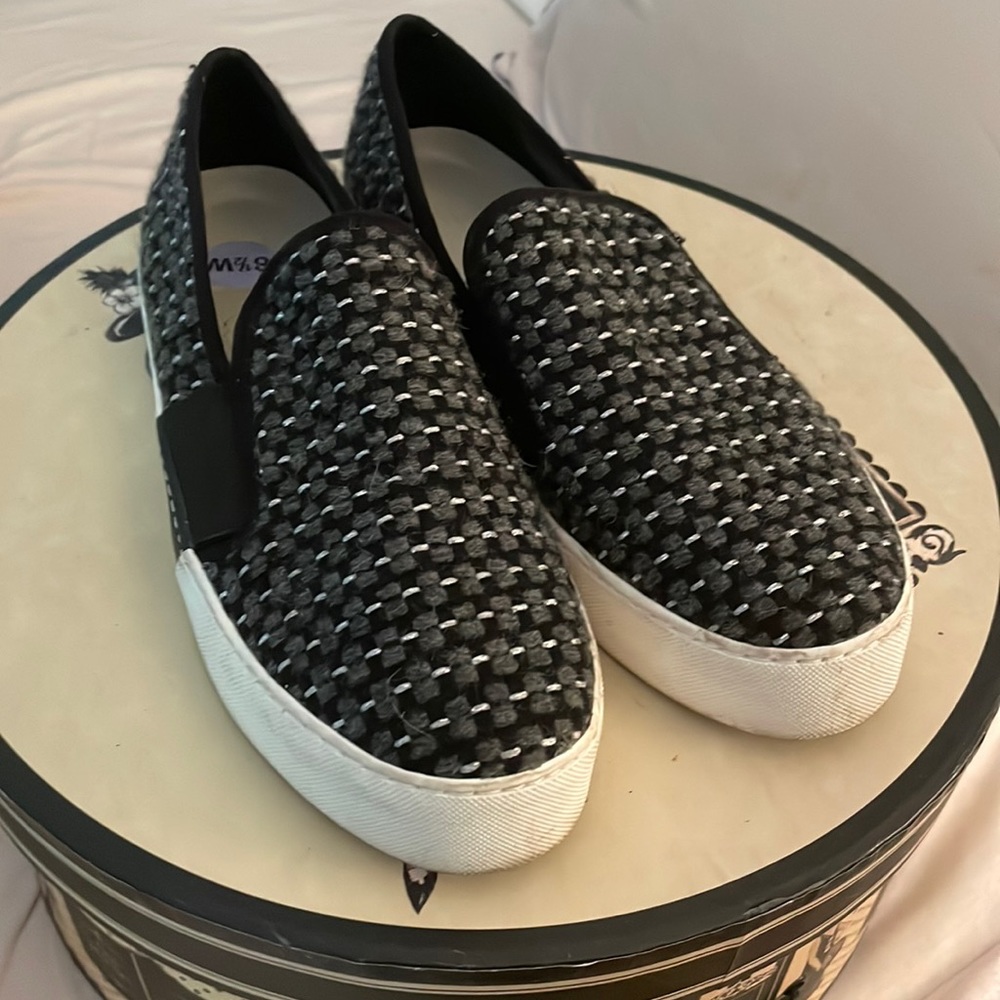1.State Flannel fabric flats